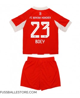 Günstige Bayern Munich Sacha Boey #23 Heimtrikotsatz Kinder 2025-26 Kurzarm (+ Kurze Hosen)